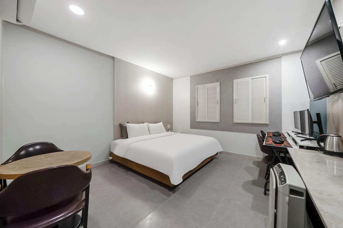Standard Room (Breakfast for 2) | Desk, soundproofing, free WiFi, bed sheets
