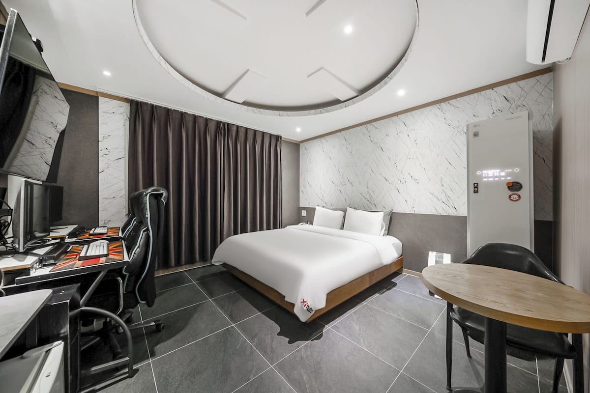 Deluxe Room (Breakfast for 2) | Desk, soundproofing, free WiFi, bed sheets