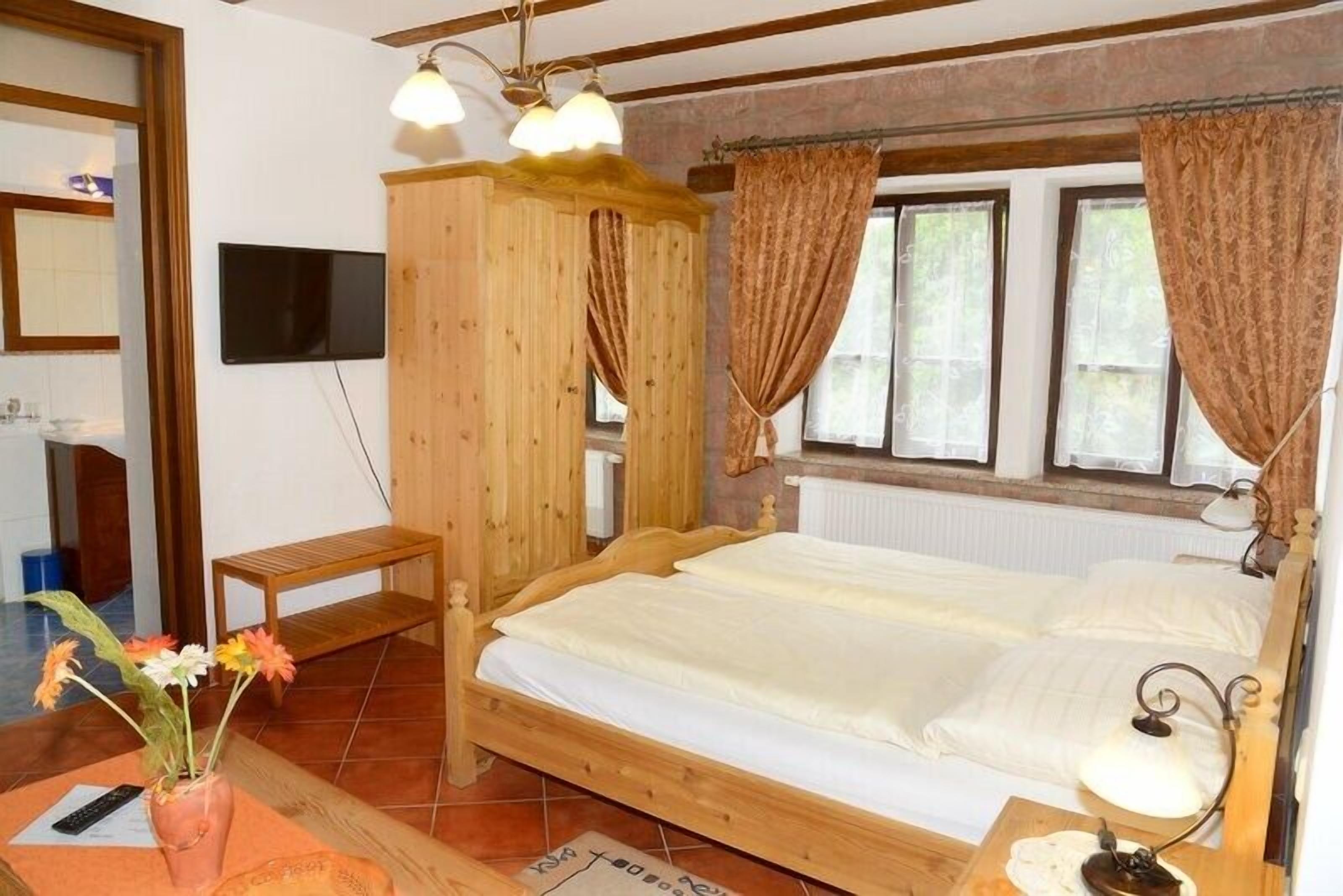 double room | individually decorated, desk, free wifi, bed sheets