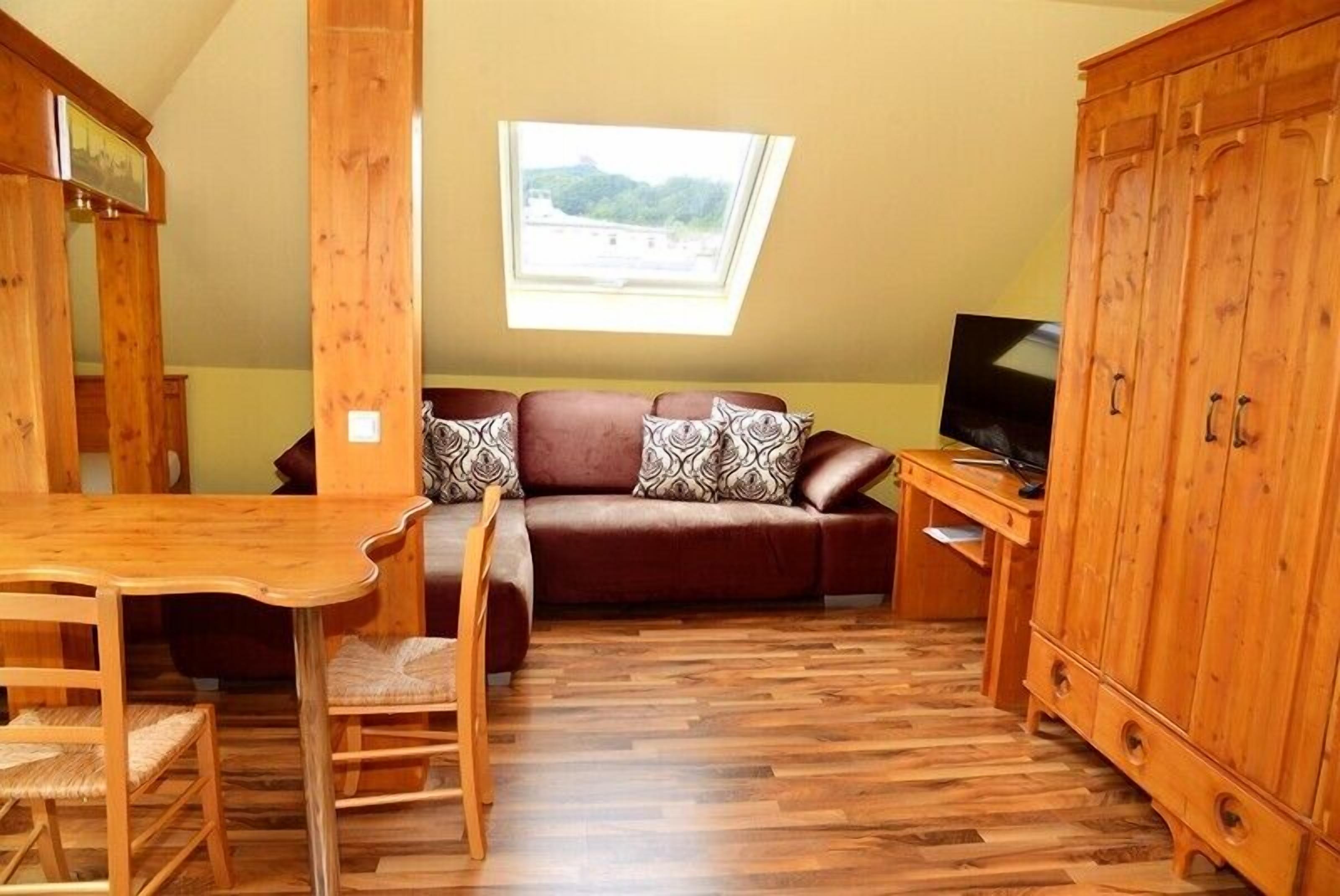 quadruple room | living area | flat-screen tv