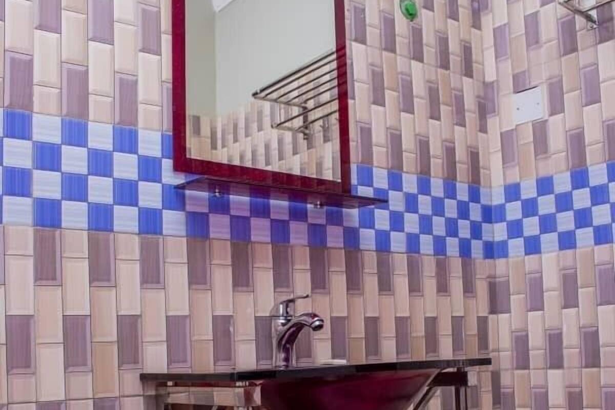 Shower, free toiletries