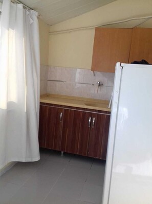 Chambre Standard | Cuisine privée | Réfrigérateur, vaisselle et ustensiles