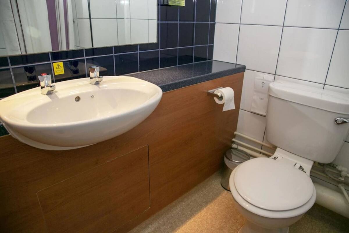 rainfall showerhead, free toiletries, hair dryer, towels