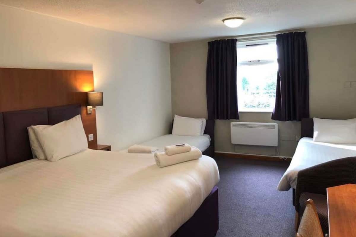 standard triple room, multiple beds | desk, soundproofing, iron/ironing board, bed sheets