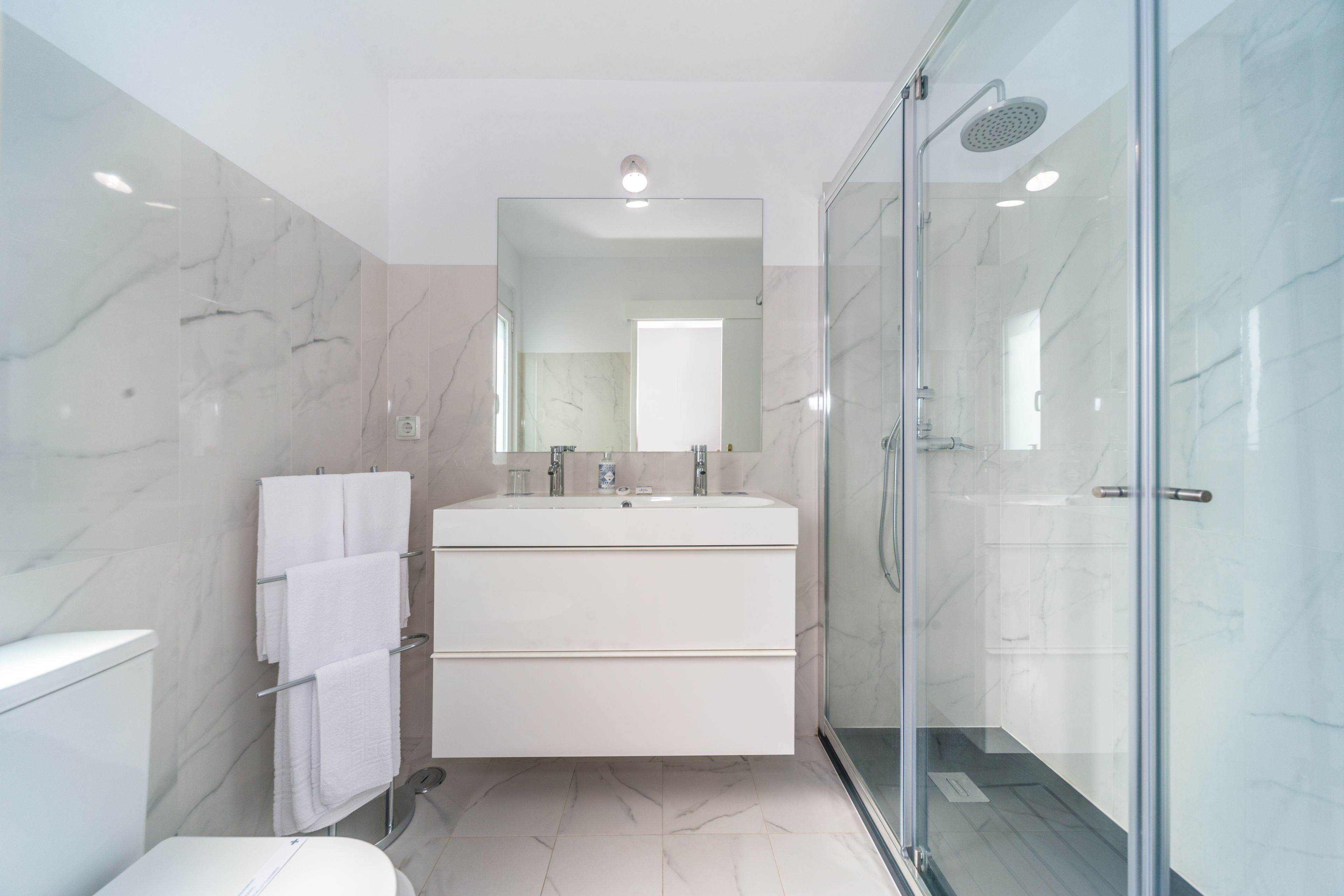 Superior Suite (Lenda) | Bathroom | Shower, free toiletries, hair dryer, bidet