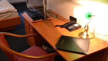Een minibar, een bureau, gratis wifi, beddengoed