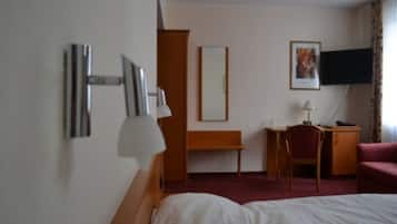 Een minibar, een bureau, gratis wifi, beddengoed