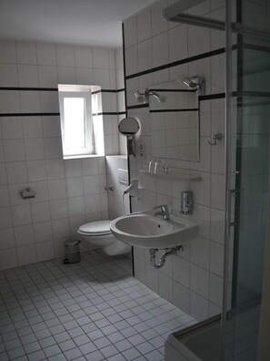 Deep soaking tub, hair dryer, towels