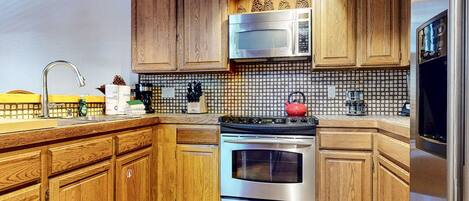 Townhome, 3 Bedrooms | Private kitchen | Fridge, microwave, oven, dishwasher