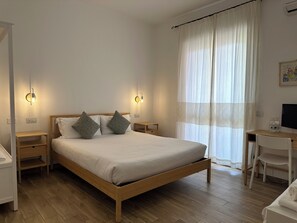 Habitación Deluxe | Ropa de cama de alta calidad, edredón, cortinas blackout y wifi gratis 