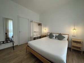Habitación Deluxe | Ropa de cama de alta calidad, edredón, cortinas blackout y wifi gratis 