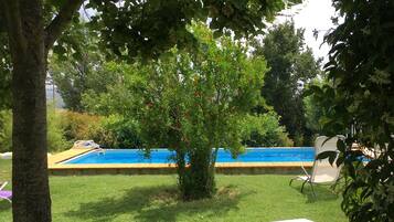 Una piscina al aire libre de temporada