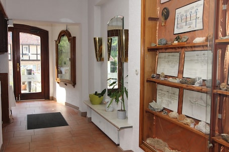 Entrada interior. Hotel Glück Auf