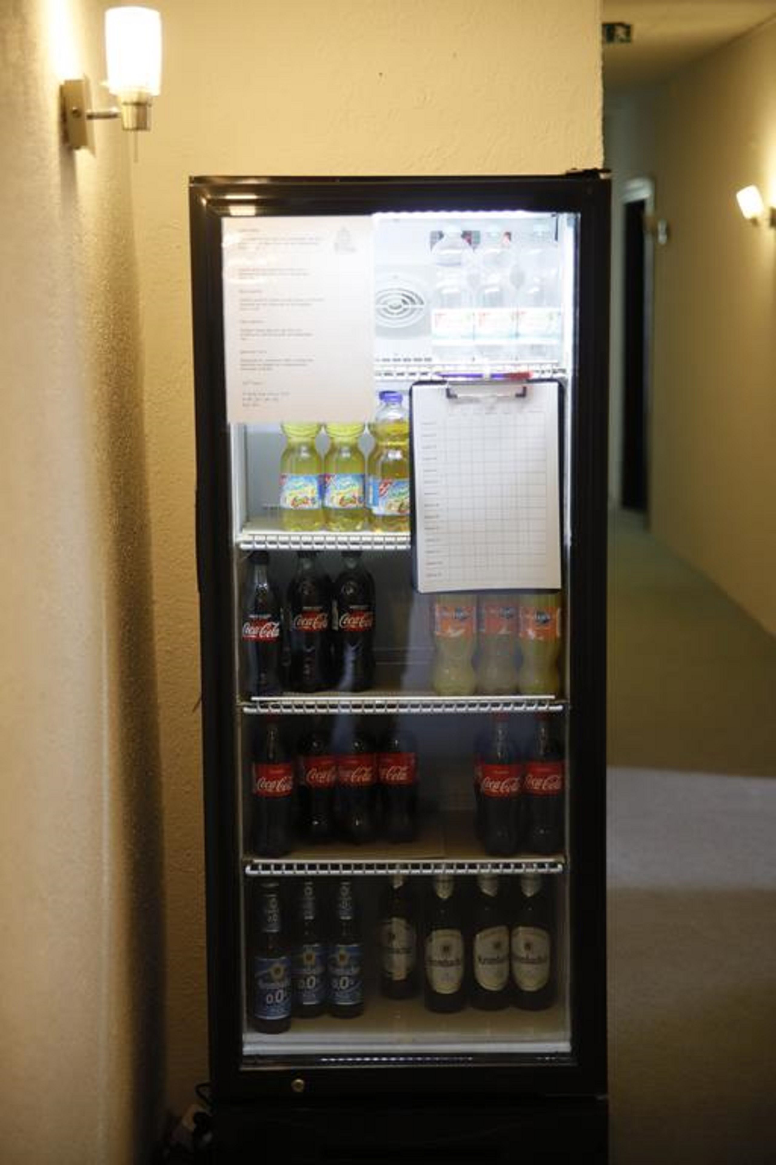 Ein Getränkeautomat mit verschiedenen Getränken, darunter Coca-Cola, Energydrinks und Wasser.