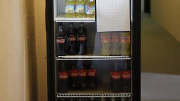 Ein Getränkeautomat mit verschiedenen Getränken, darunter Coca-Cola, Energydrinks und Wasser.