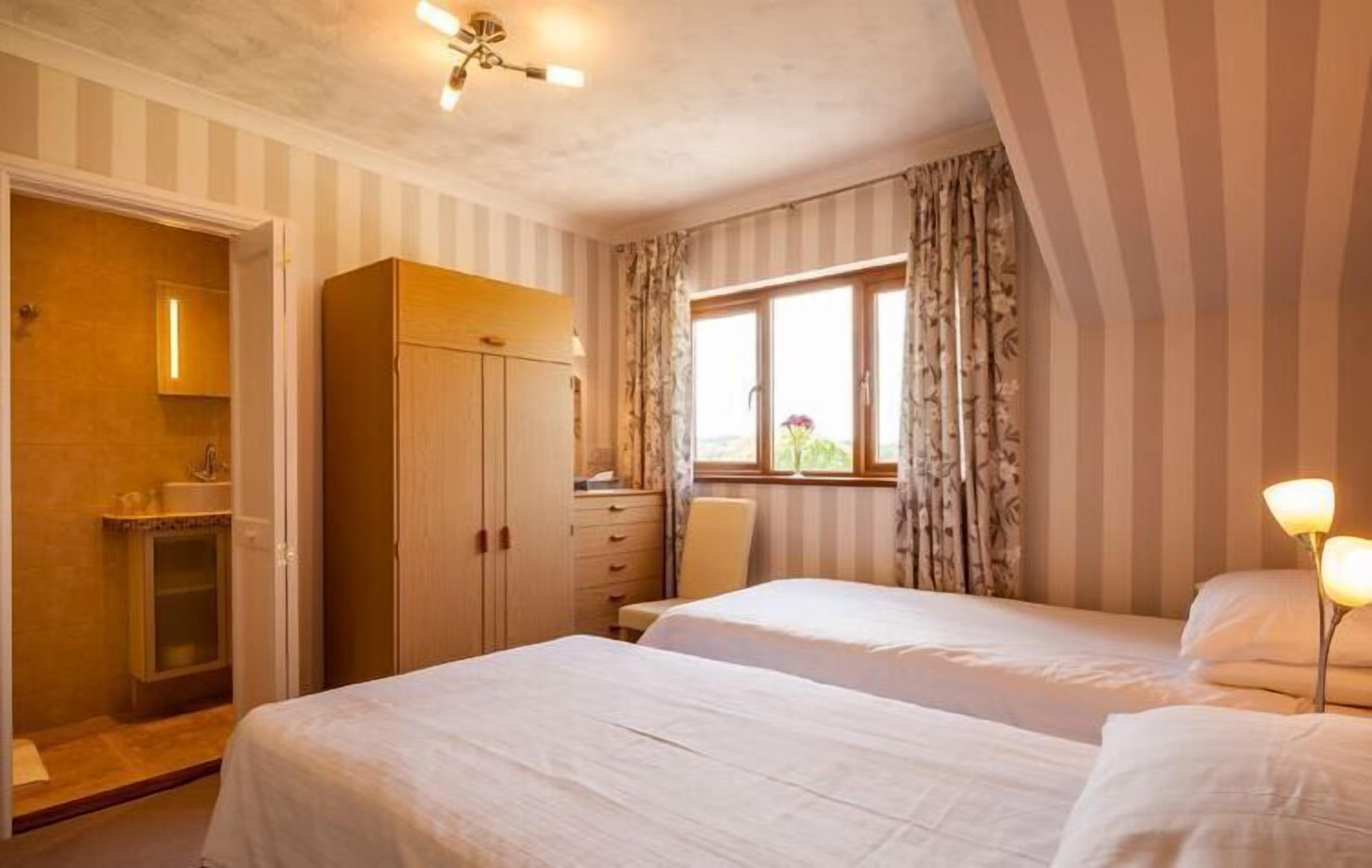 Large Double or Twin Room | Free WiFi, bed sheets