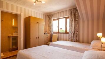 Large Double or Twin Room | Free WiFi, bed sheets