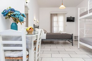 Habitación cuádruple | Ropa de cama hipoalergénica, wifi gratis y ropa de cama 
