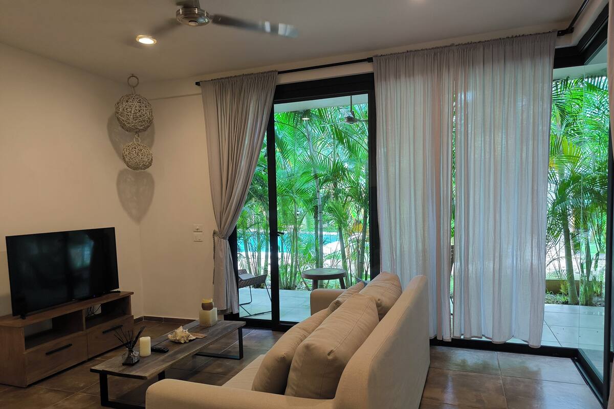 Suite Residential, 1 bedroom | 起居區 | 50-吋智慧型電視、有線頻道、電視