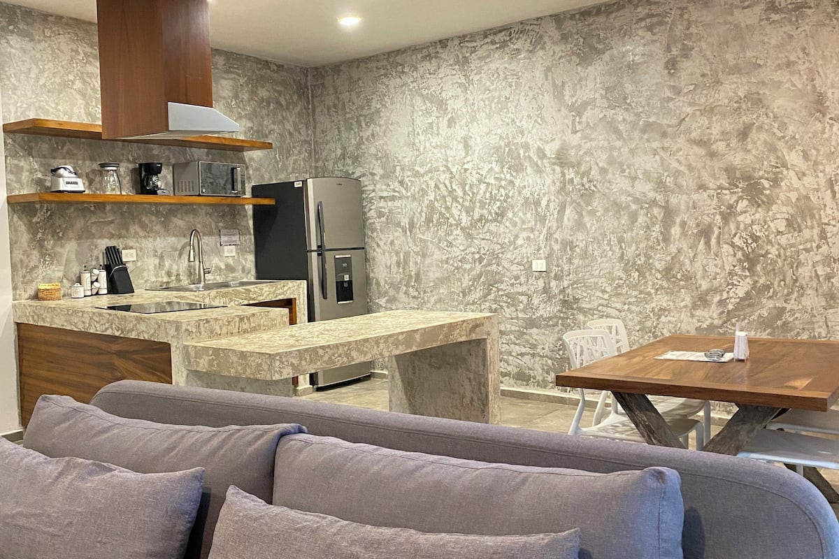 Suite Residential, 1 bedroom | Woonruimte | Een 50-inch smart-tv met kabelzenders en een televisie