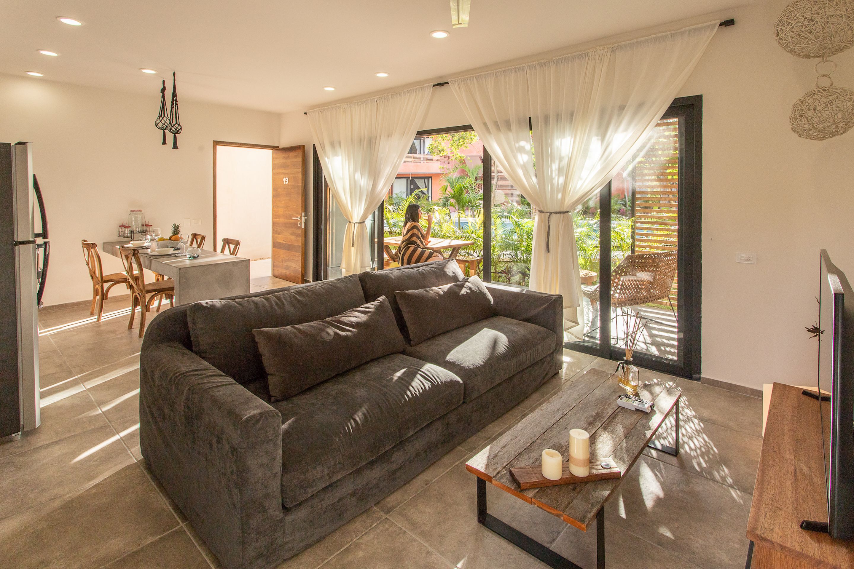 Suite Residential, 1 bedroom | Sala de estar | Smart TV de 50 pulgadas con canales por cable y televisión 