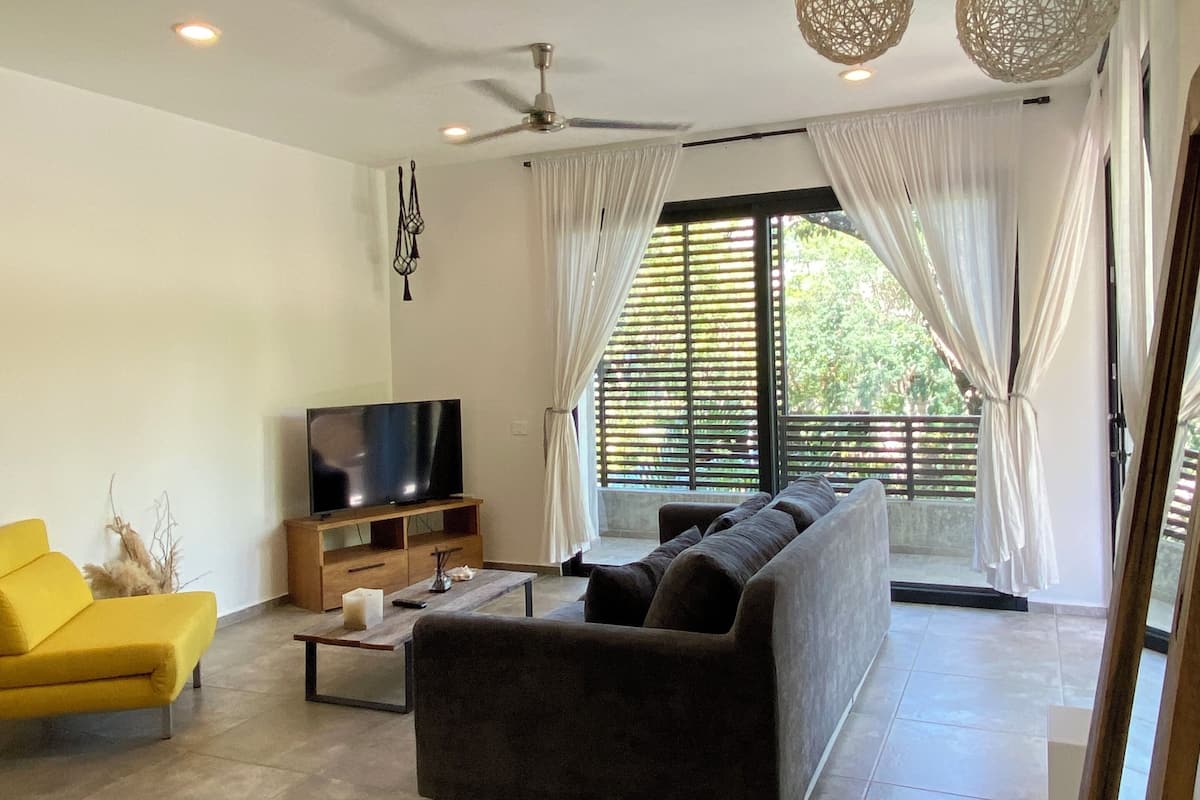 Suite Residential, 1 bedroom | 起居區 | 50-吋智慧型電視、有線頻道、電視