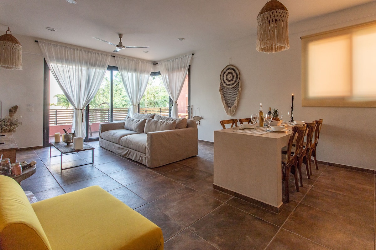 Suite Residential, 1 bedroom | Woonruimte | Een 50-inch smart-tv met kabelzenders en een televisie