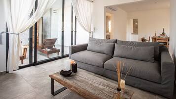 Penthouse Romantique, 1 trÚs grand lit, piscine privée, vue jardin | Salle de séjour | TV connectée de 50 pouces avec chaßnes par cùble, télévision