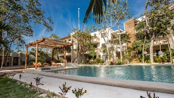 2 piscinas externas, funciona das 7h às 22h30, espreguiçadeiras