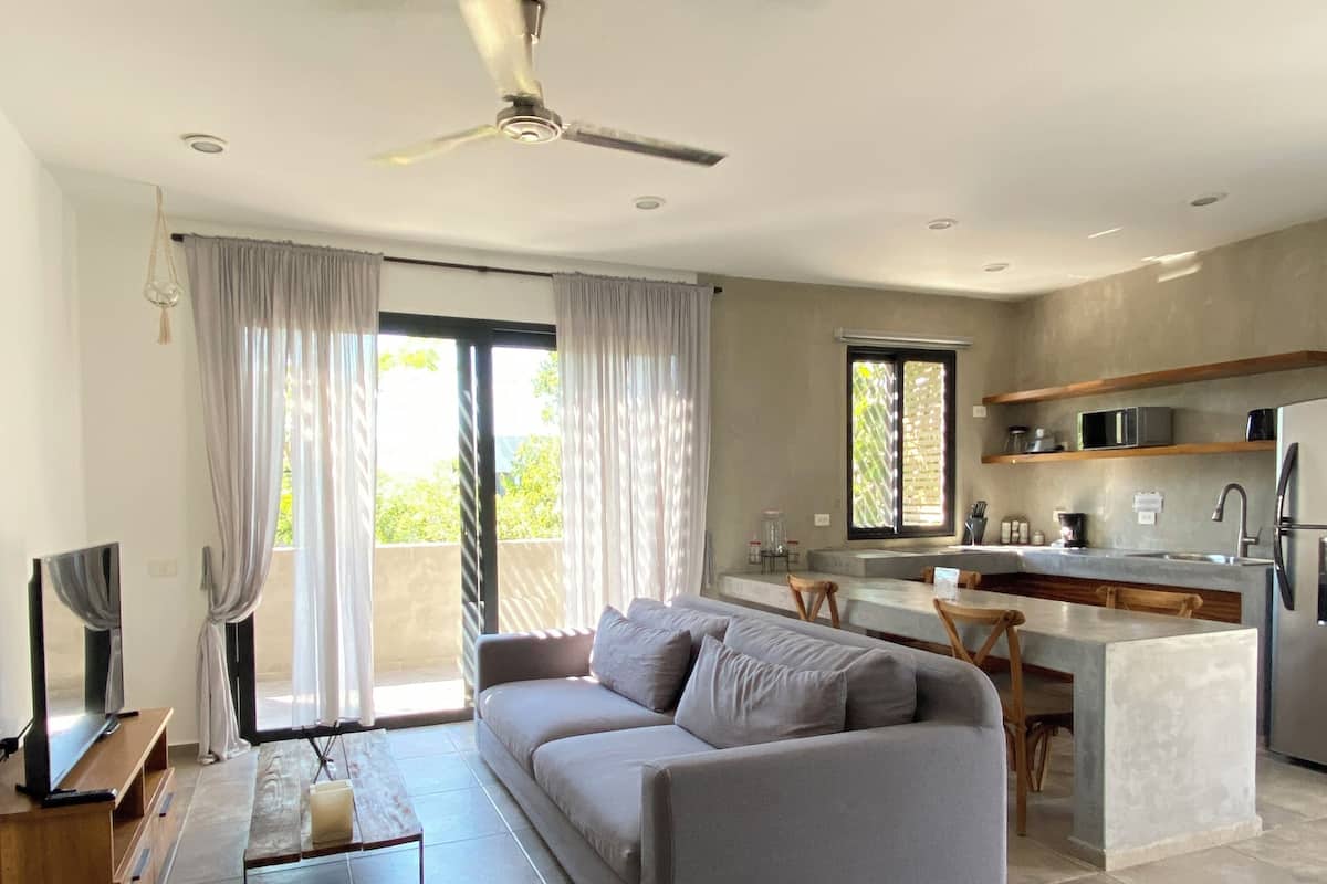 Suite Residential, 1 bedroom | Woonruimte | Een 50-inch smart-tv met kabelzenders en een televisie