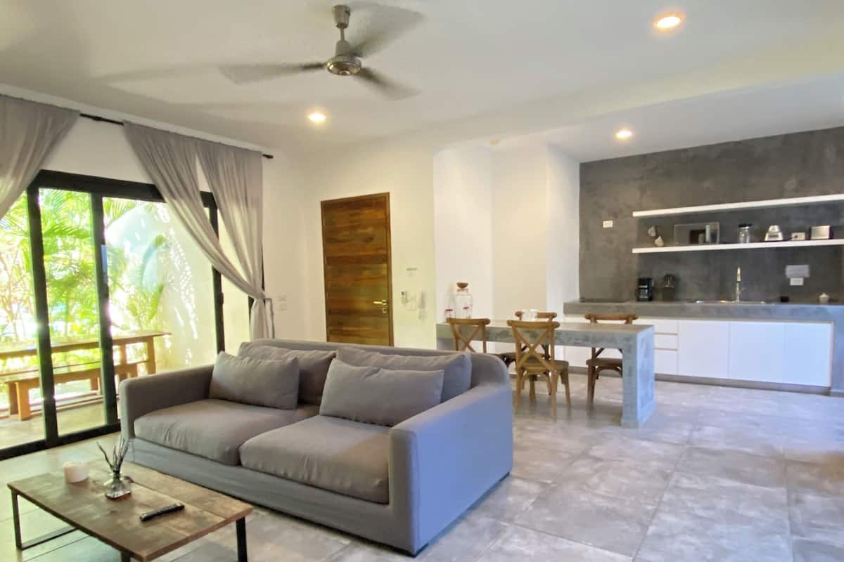 Suite Residential, 1 bedroom | 起居區 | 50-吋智慧型電視、有線頻道、電視