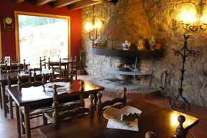 Café da manhã continental todos os dias (EUR 9.00 por pessoa)