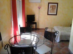 Flat-screen TV - Chambres d'Hôtes Mas des lys (Roquebrune-sur-Argens)