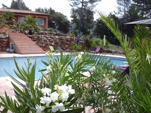 Piscine extérieure, parasols de plage, chaises longues