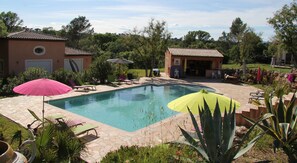 Piscine extérieure, parasols de plage, chaises longues