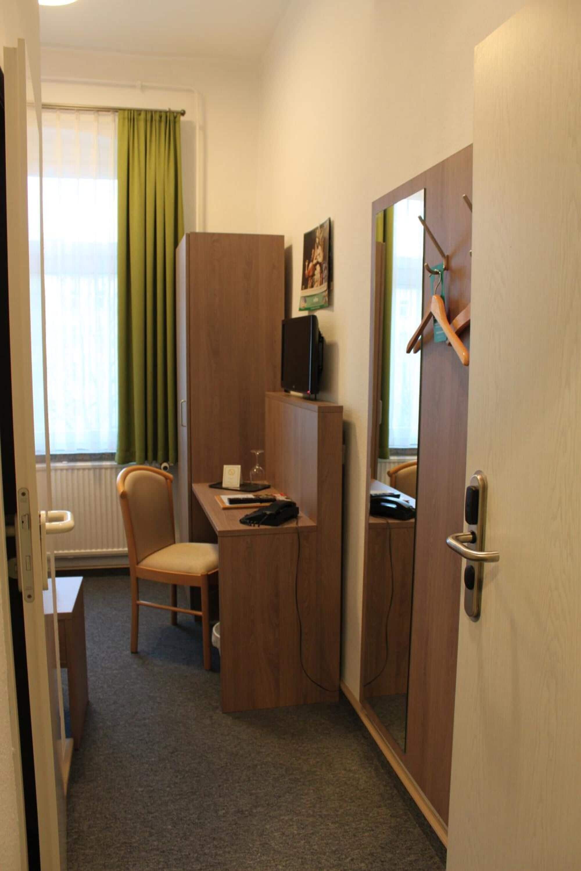 防敏寢具、書桌、手提電腦工作空間、免費 Wi-Fi