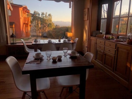 Desayuno continental diario (USD 3.5 por persona)
