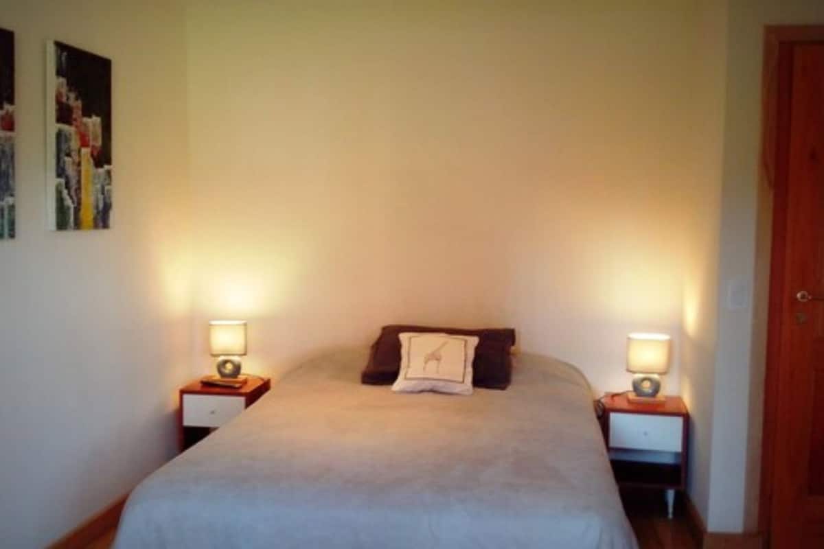 Ropa de cama de alta calidad, wifi gratis y ropa de cama