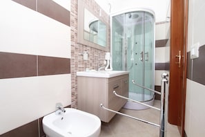 Douche, douche à « effet pluie », articles de toilette gratuits