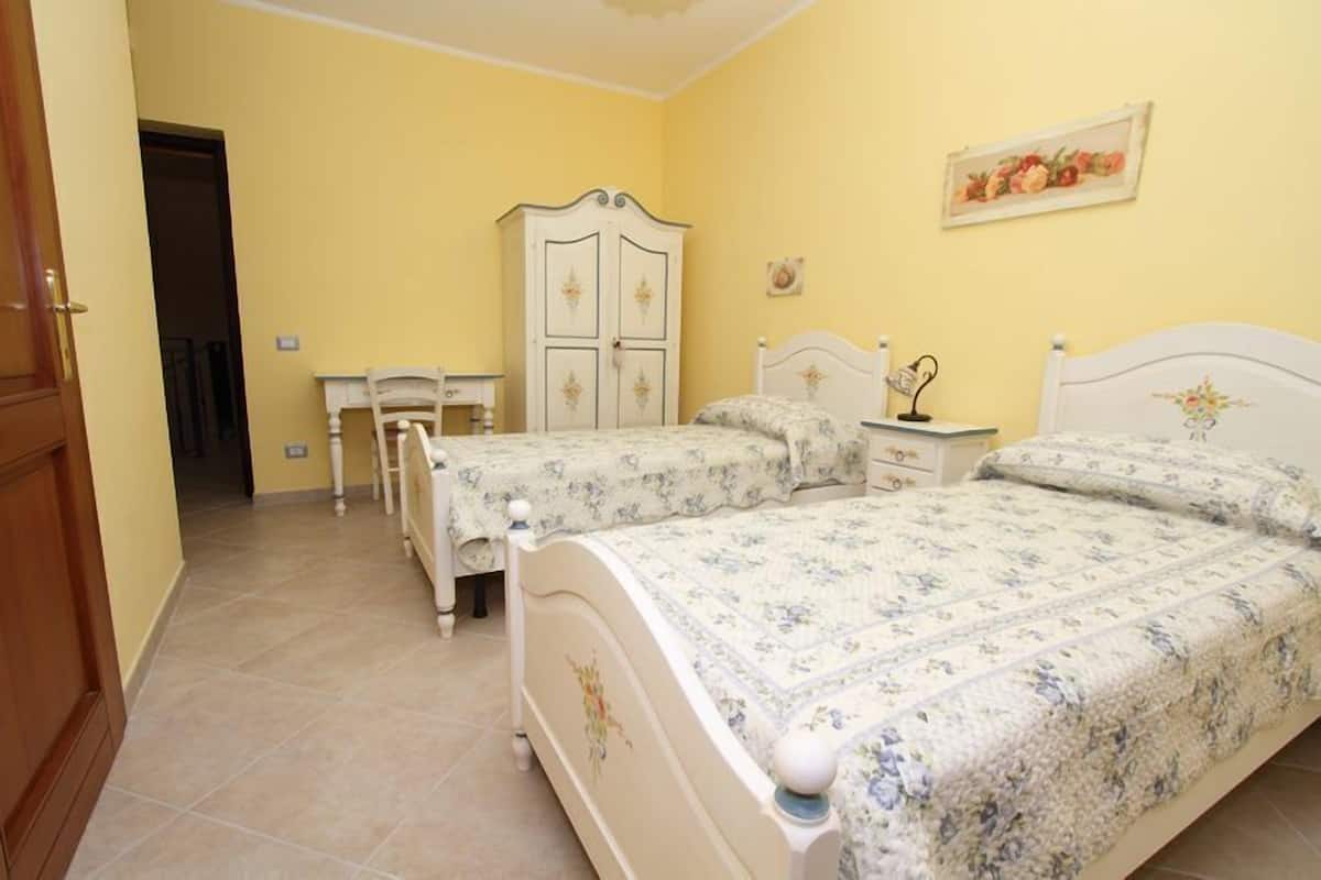 Phòng đôi hoặc 2 giường đơn | Bộ đồ giường cao cấp, bàn, phòng cách âm