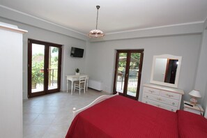 Superior tweepersoonskamer, uitzicht op bergen | Luxe beddengoed, een bureau, geluiddichte muren, extra bedden