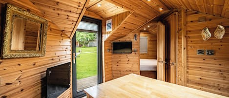 Cabaña, 2 habitaciones | Área de sala de estar | Televisión de pantalla plana
