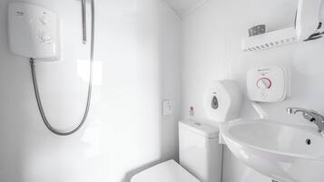 Huisje | Badkamer | Een douche, gratis toiletartikelen, handdoeken