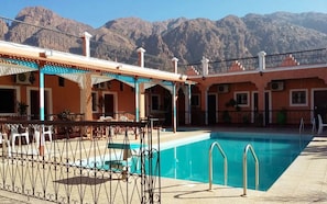 Piscine extérieure, parasols de plage, chaises longues