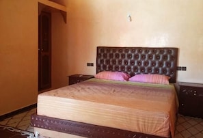 Rideaux occultants, fer et planche à repasser, lits bébé (gratuits)