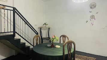 2-Bedroom Villa | Coin séjour | Télévision à écran plat