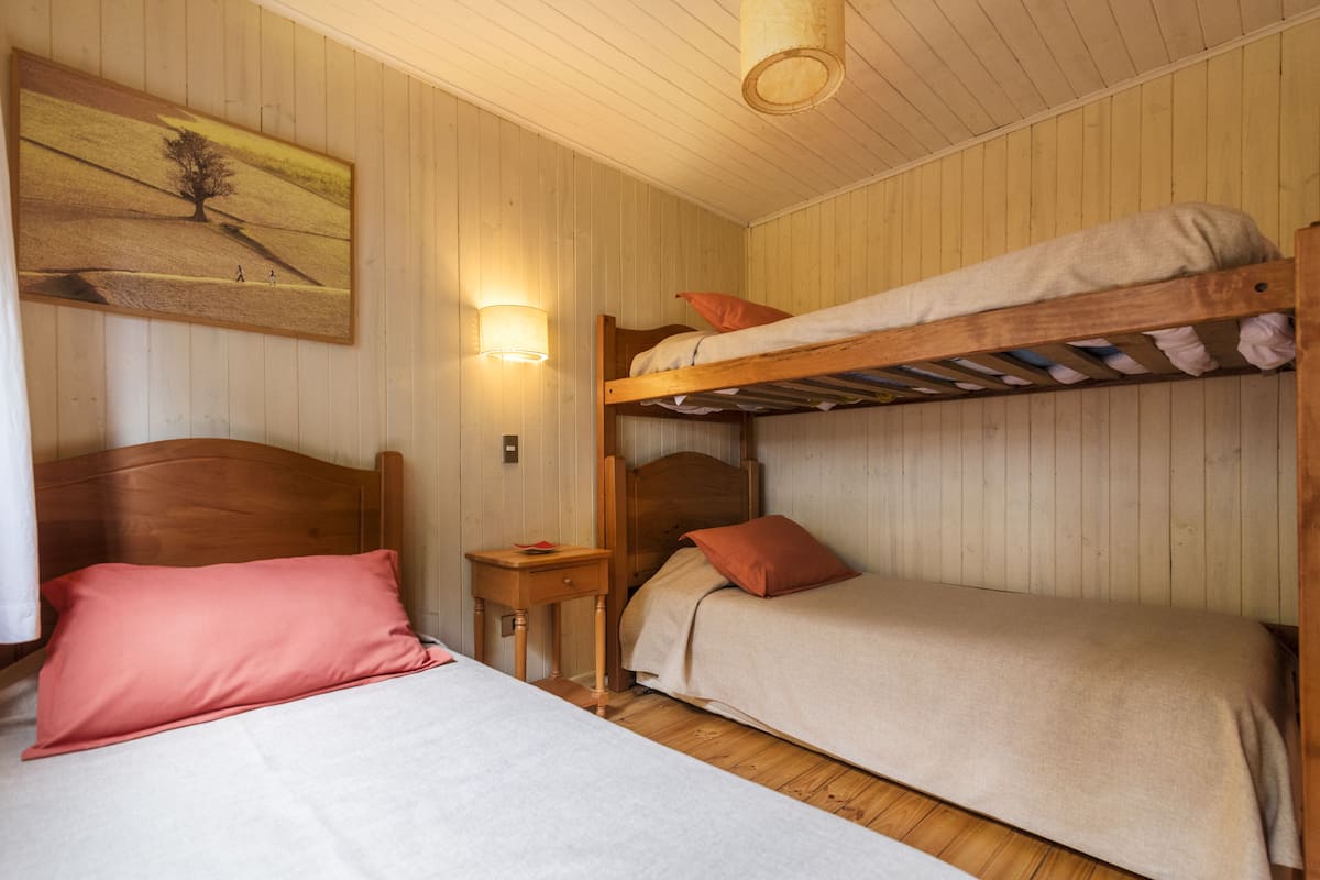 Odada kasa, güneşlik/perde, ücretsiz beşik/çocuk yatağı