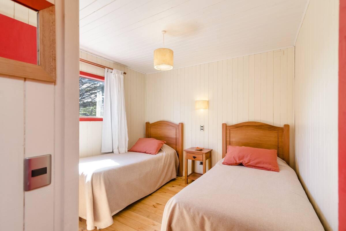 Odada kasa, güneşlik/perde, ücretsiz beşik/çocuk yatağı