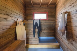 Zimmersafe, Verdunkelungsvorhänge, kostenlose Babybetten