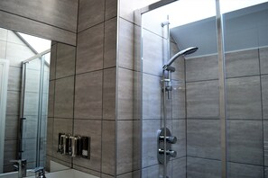 Quarto casal ou duplo luxo | Banheiro | Chuveiro, produtos de toalete grátis, secador de cabelo 
